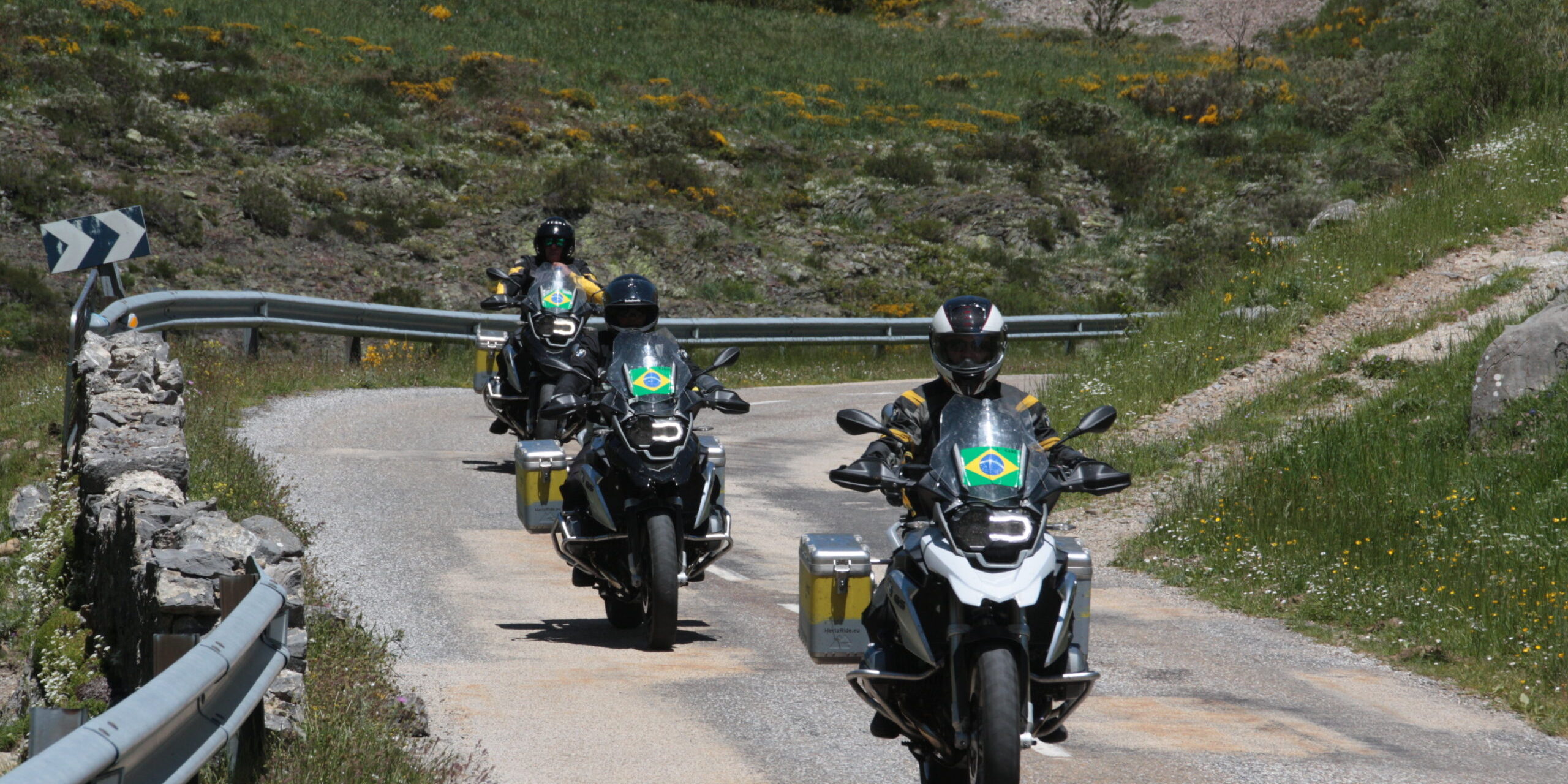 Viajar de moto sozinho ou em grupo em uma estrada cênica Viajar de moto sozinho ou em grupo em uma estrada cênica
