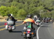 Motociclistas experientes em uma viagem internacional de moto em grupo