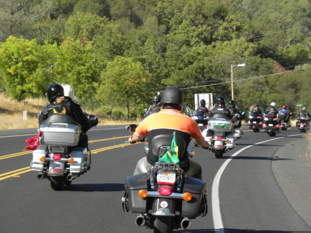 Motociclistas experientes em uma viagem internacional de moto em grupo